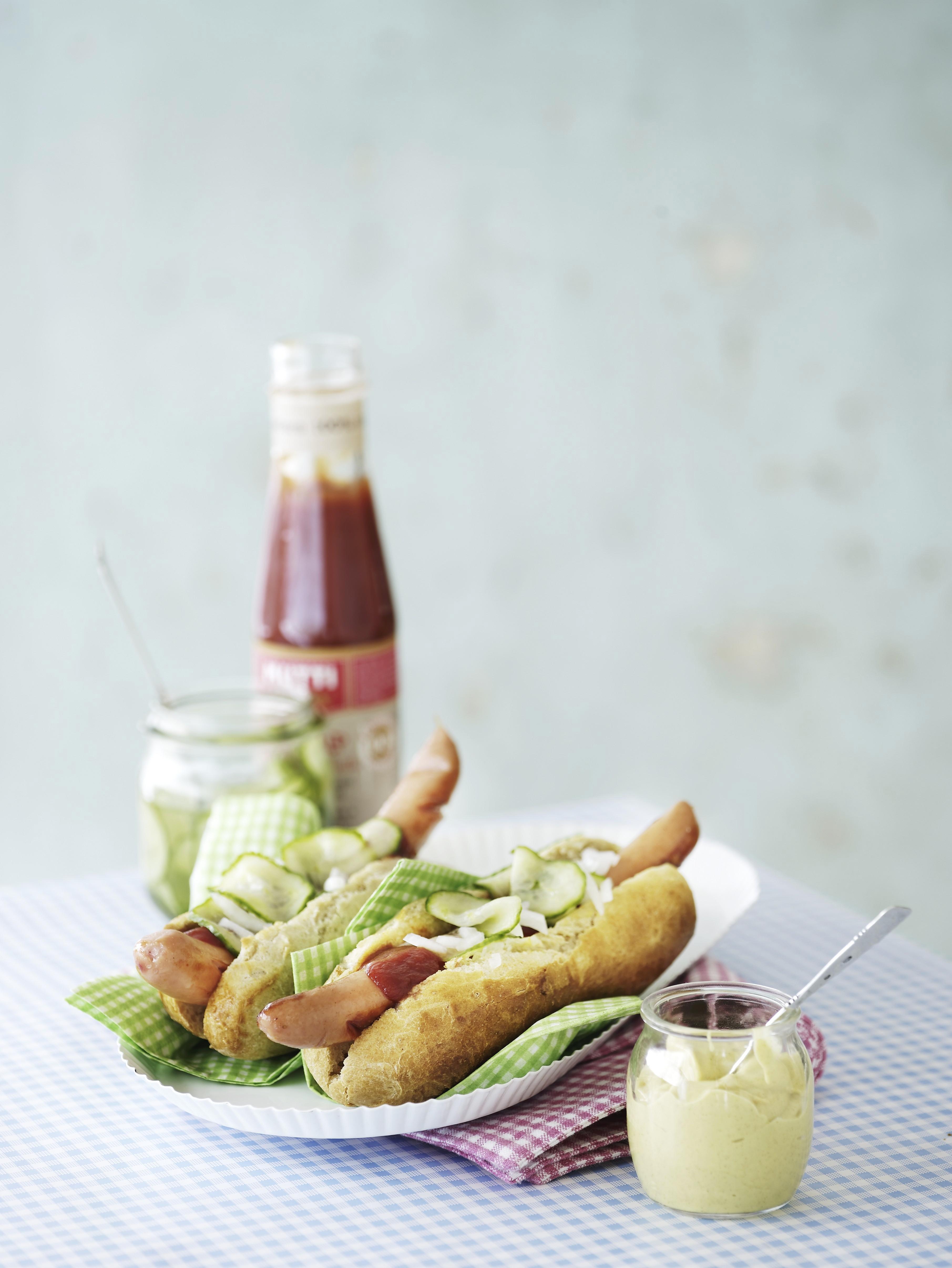 Hotdogs met mosterd, komkommerrelish en ketchup